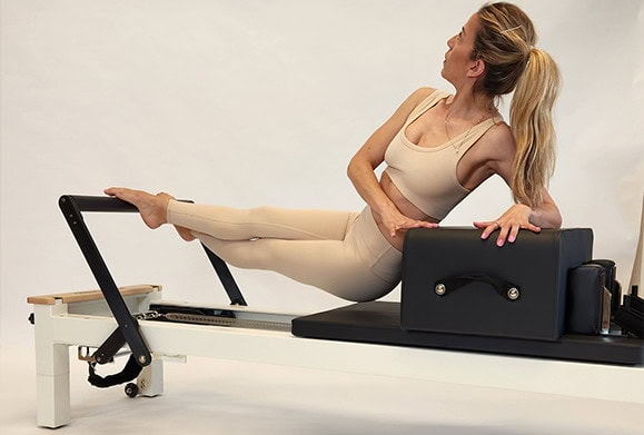 תרגול פלקסיביליטי עם מכשיר פיתול לשריר הירך והאגן.